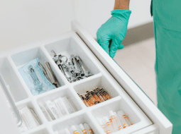 اختتام فعاليات البرنامج التدريبي “إدارة المخازن والمستودعات الطبية” بالقاهرة